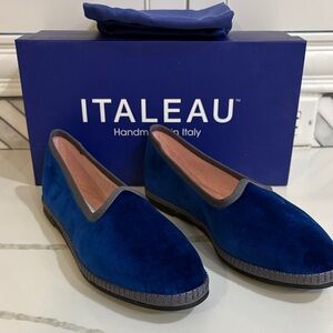 Italeau Women's Blue Velvet Loafers